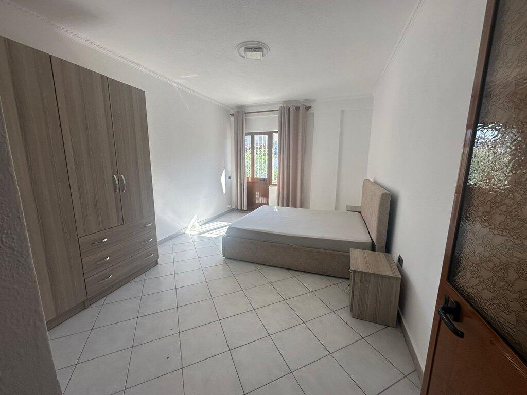 Jepet me qira kati i dytë i një vile 3-katëshe në Rrugën “Jordan Misja”, Tiranë! 450 € /Muaj