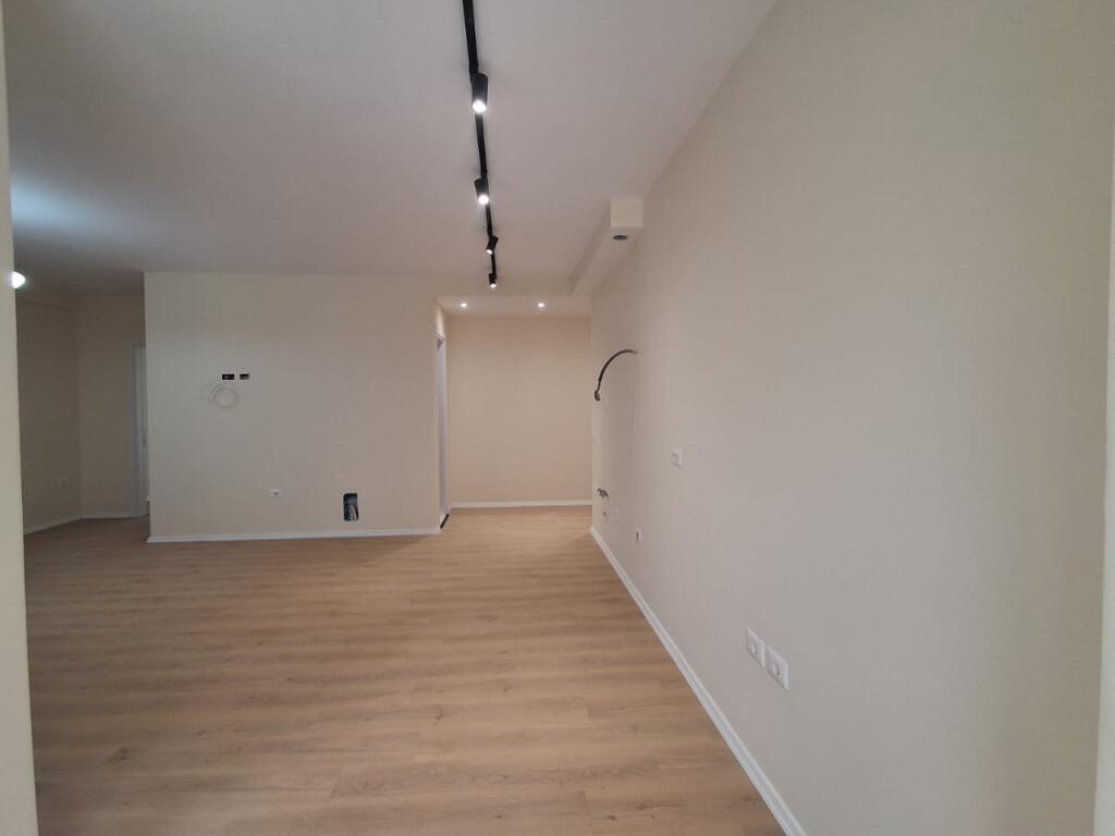 Appartamento 2+1, Viale Migjeni Astir!