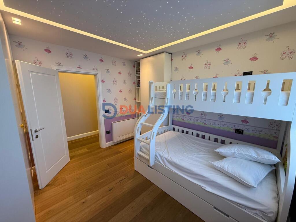 Shitet Apartament 2+1 me Verande dhe Pamje nga Deti tek Marina Bay , Vlore