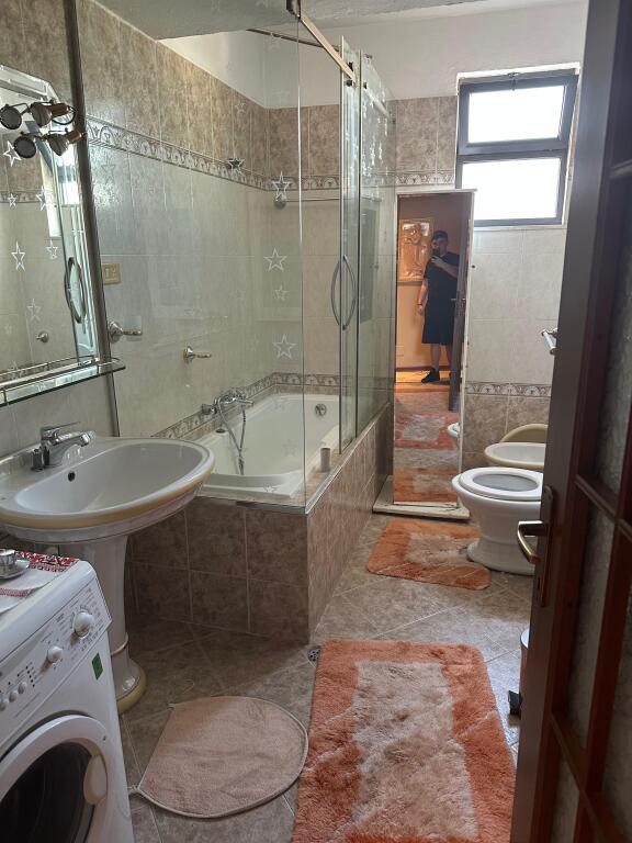 Apartment 4 + 1 + 2 bathrooms + 1 studio. At Zogu i Zi.