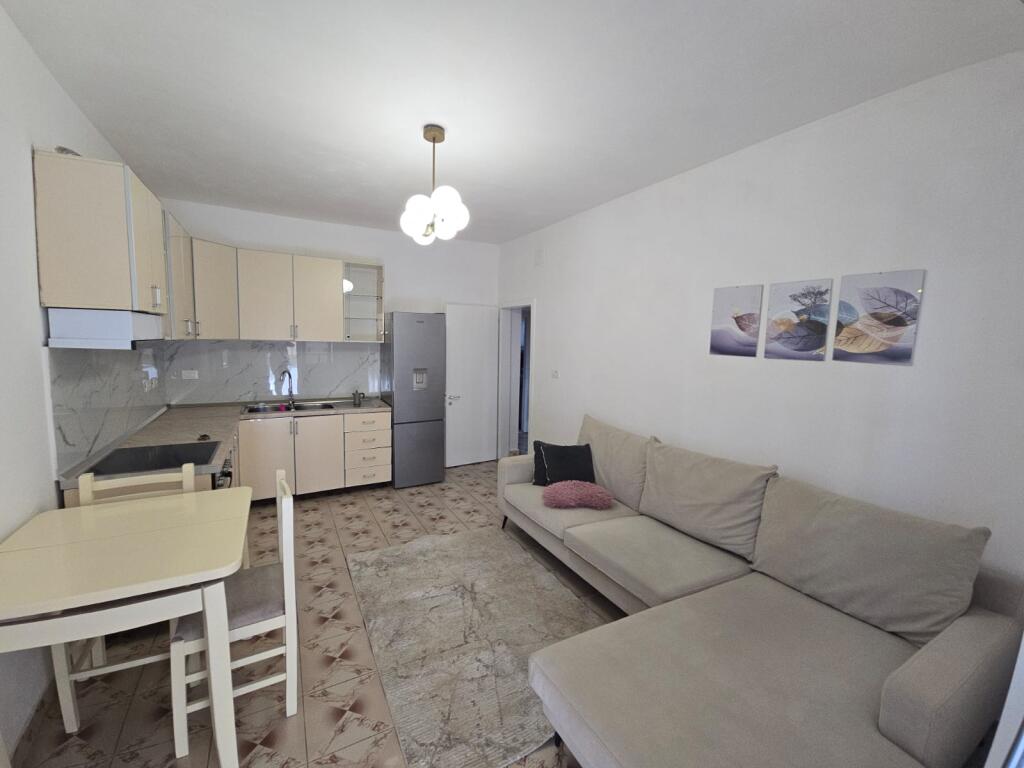 JEPET ME QERA APARTAMENT 2+1 PRANE RAJONIT TE POLICISË DURRES