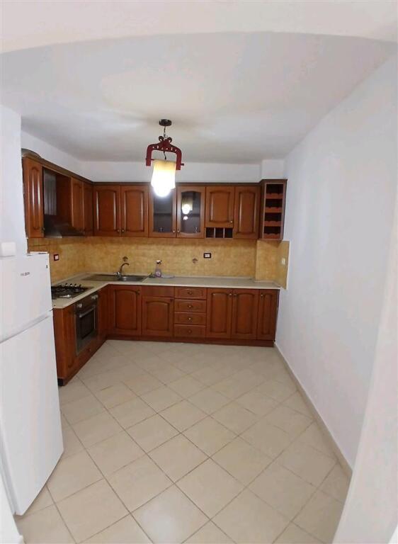 Jepet me qera Apartamenti 1+1, Rruga e dibres , prane shkolles se bashkuar , 450 mije leke