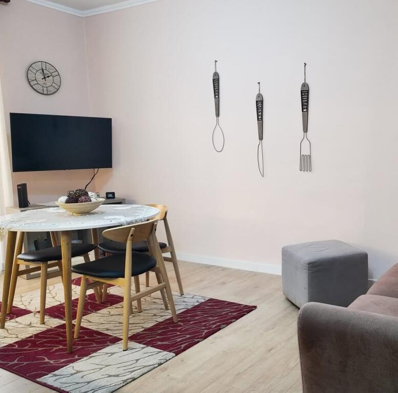 Apartament 2+1, Mine Peza!