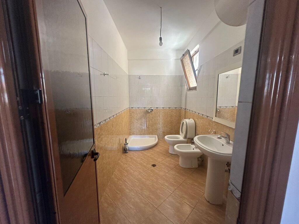 Jepet me qira kati i dytë i një vile 3-katëshe në Rrugën “Jordan Misja”, Tiranë! 450 € /Muaj