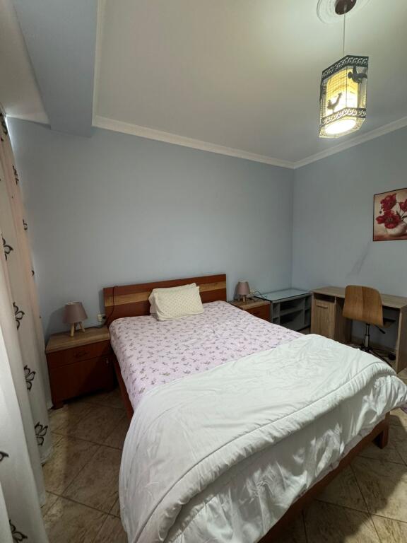 Jepet me qera Apartamenti 2+1+2 , zona 21 dhjetori prane Joenes , cmimi 700 mije leke  