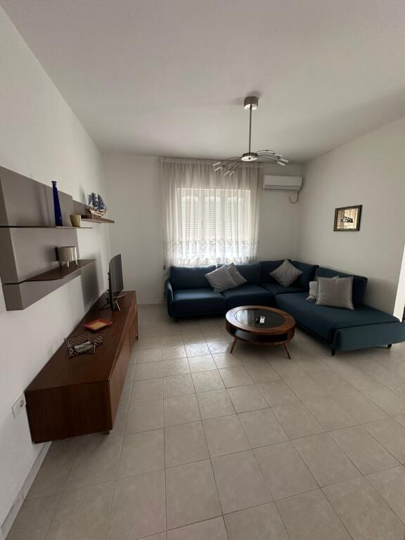 Apartament me qera 2+1 Qendër