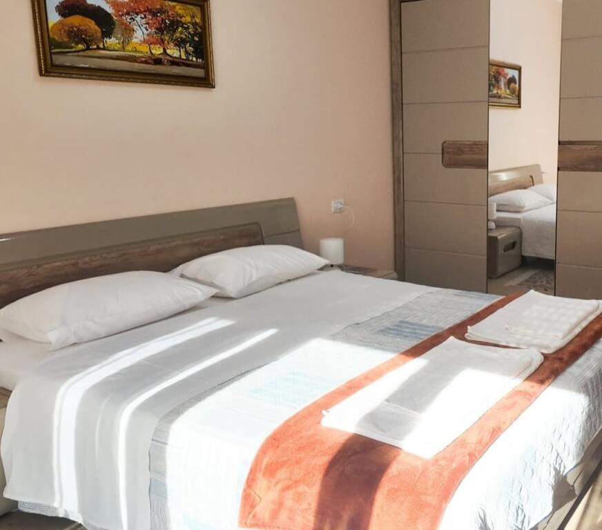Apartament 2+1, Mine Peza!