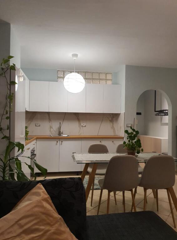 🔥Jepet me QIRA apartament 1+1 afër Shkollës Mihal Grameno🔥 ▪️600€/muaj ▪️91 m2 ▪️Kati 6