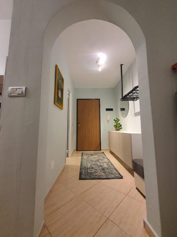 🔥Jepet me QIRA apartament 1+1 afër Shkollës Mihal Grameno🔥 ▪️600€/muaj ▪️91 m2 ▪️Kati 6