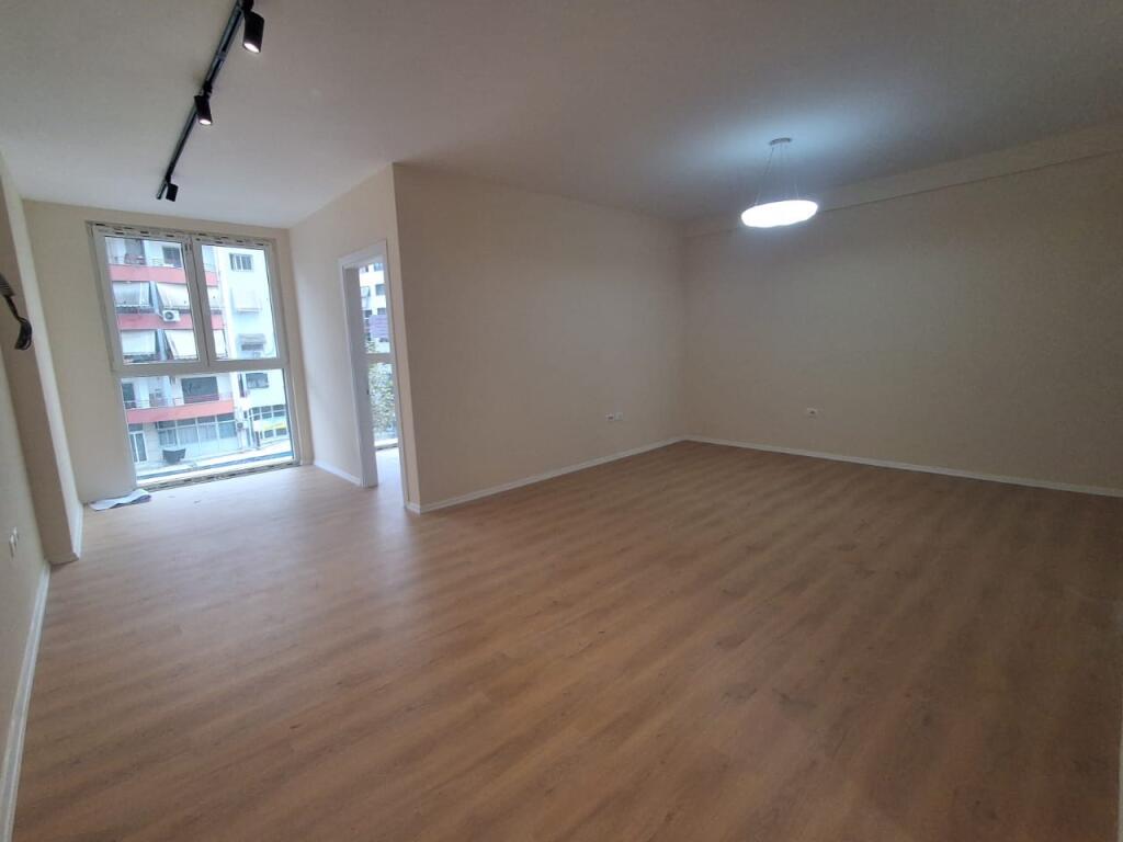 Appartamento 2+1, Viale Migjeni Astir!