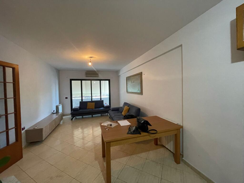 Apartment 4 + 1 + 2 bathrooms + 1 studio. At Zogu i Zi.