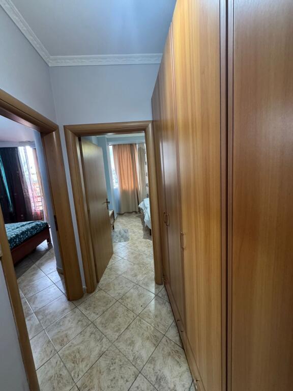 Jepet me qera Apartamenti 2+1+2 , zona 21 dhjetori prane Joenes , cmimi 700 mije leke  