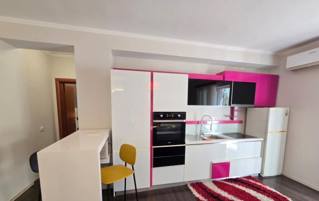 Rezidenca Kodra 1 – Apartament 1+1 me Post Parkimi për Qira!