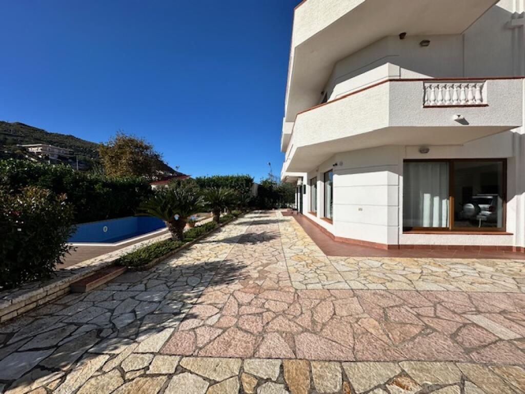 3-storey Villa for Sale in Berdenesh