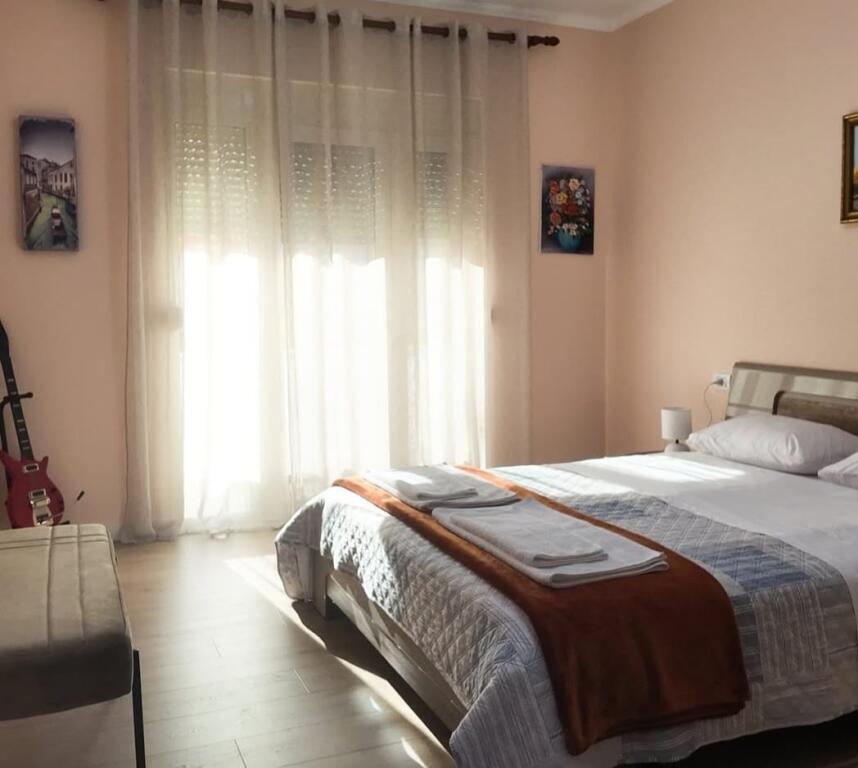 Apartament 2+1, Mine Peza!