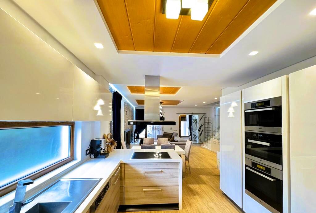 VILLETTE MODERNE NELLA RESIDENZA COLOMBO 2, VICINO A TEG, 3+1+3 E 3 POSTI AUTO!