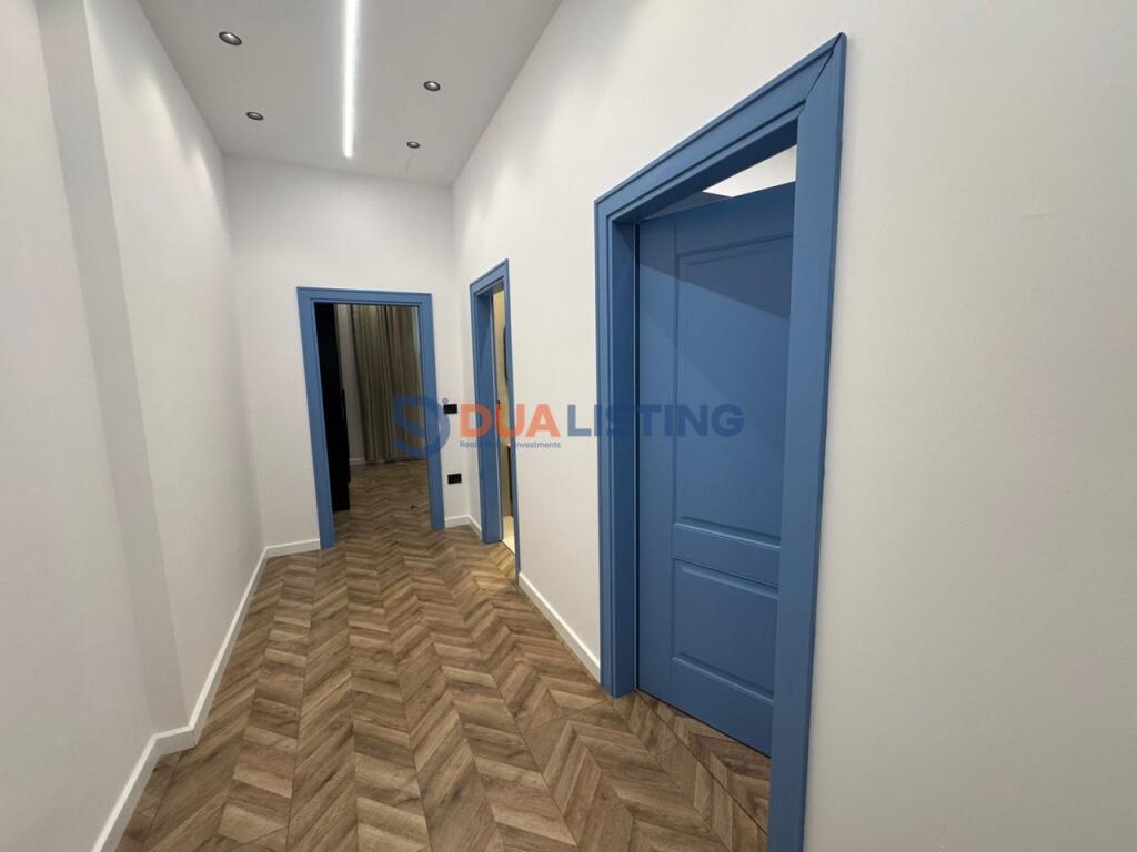 Jepet me Qira apartament 2+1 me ballkon dhe mobilim modern  në Tiranë