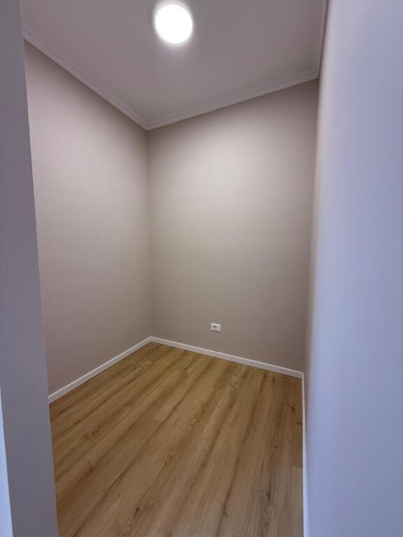 Shitet apartament 1+1 ne Xhamllik te Rezidenca "Colombo 2".