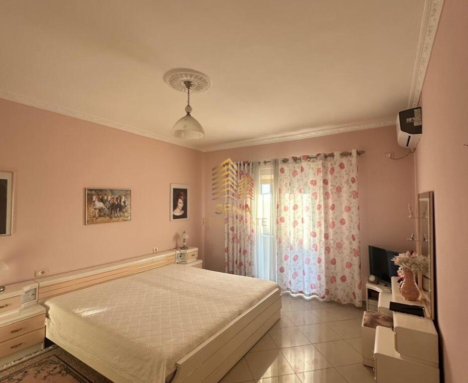 Affitto, Villa su 4 piani, Porcelan, 1500 Euro/mese