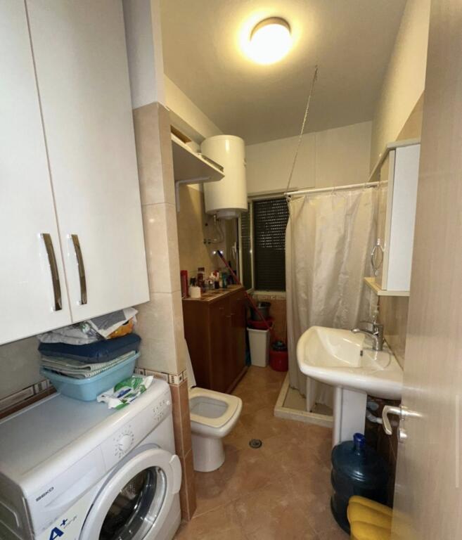 🏡 SHITET APARTAMENT 1+1+ Ballkon 🌊SEA VIEW  📍 Qerret 💰 Çmimi: 120,000 € (Apartamenti) 💰 Çmimi Garazhi: 25,000 € (mund të shiten veç e veç ose bashkë) 📐 Sipërfaqe Apartamenti: 60 m² 📐 Sipërfaqe Garazhi: 20 m² 🏢 Kati: 1 banim 🏢 Pallati: i ri 🌅 Pamje anësore nga deti 💳 Financim me kredi: ❌ jo 📍 Orientimi: Jug – Perëndim 📝 Përshkrimi i Pronës: Shitet apartament 1+1 në një nga zonat më të qeta dhe të kërkuara të Qerretit, vetëm pak hapa larg detit. Prona ndodhet në katin e parë banim, duke ofruar akses të lehtë dhe komoditet për përdorim gjatë gjithë vitit. 🚘 Garazhi privat prej 20 m², me qepen sigurie, ofrohet si opsion shtesë (mund të blihet veçmas ose bashkë me apartamentin). Ky apartament është një mundësi shumë e mirë investimi si për përdorim personal, ashtu edhe për qira sezonale turistike. ____________________ PER ME SHUME INFORMACION👇 ENDRI CANI Whatsapp/viber •INSTAGRAM: @endricani_goldkey_realestate •Facebook: Endri Gold Key RealEstate ■Adresa :  Zyra: Rruga Aleksander Goga Ngjitur me EHW Durres  Zyra : Rruga Egnatia Qender Durres Zyra : Lagja 13, Plazh Durres