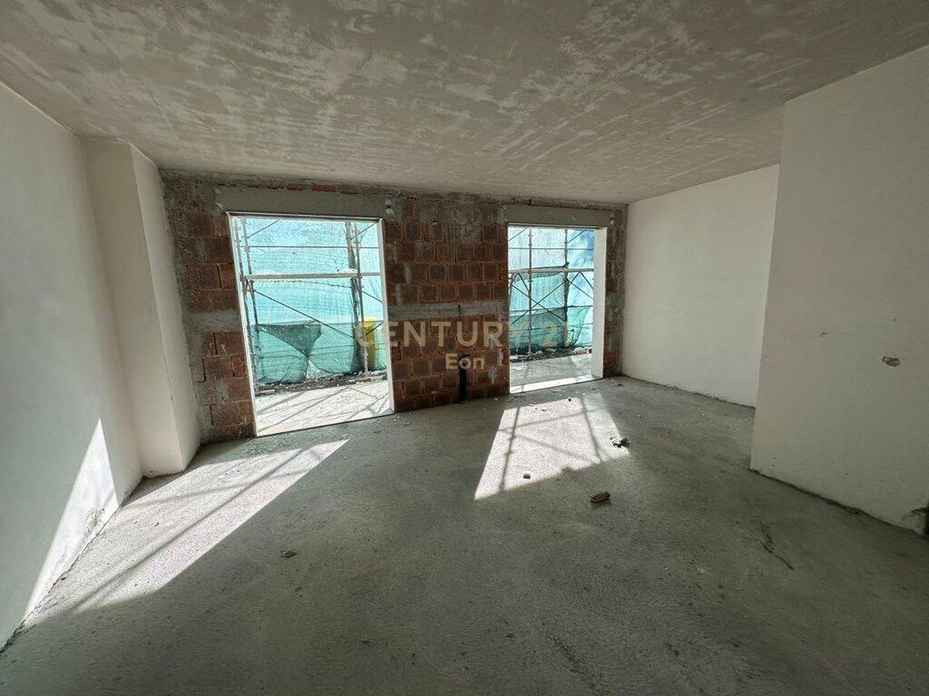 SHESIM APARTAMENT KATI 0 ME VERANDE 70metra NGA DETI NE GOLEM TEK HOTEL GRINT !