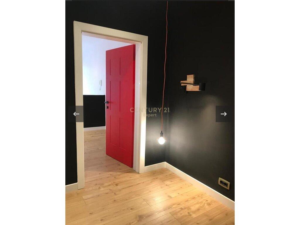 ZYRE MODERNE + POST PARKIMI TEK RRUGA E DURRESIT!