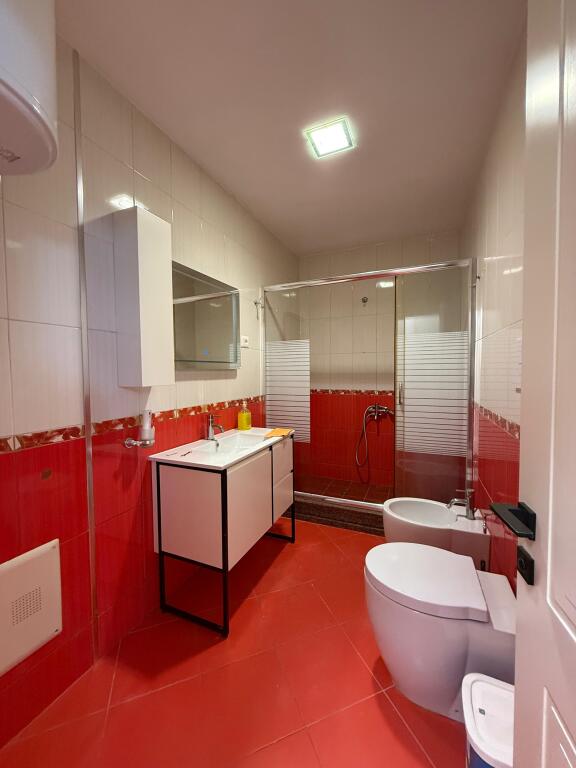 Shitet apartament 1+1 ne Xhamllik te Rezidenca "Colombo 2".