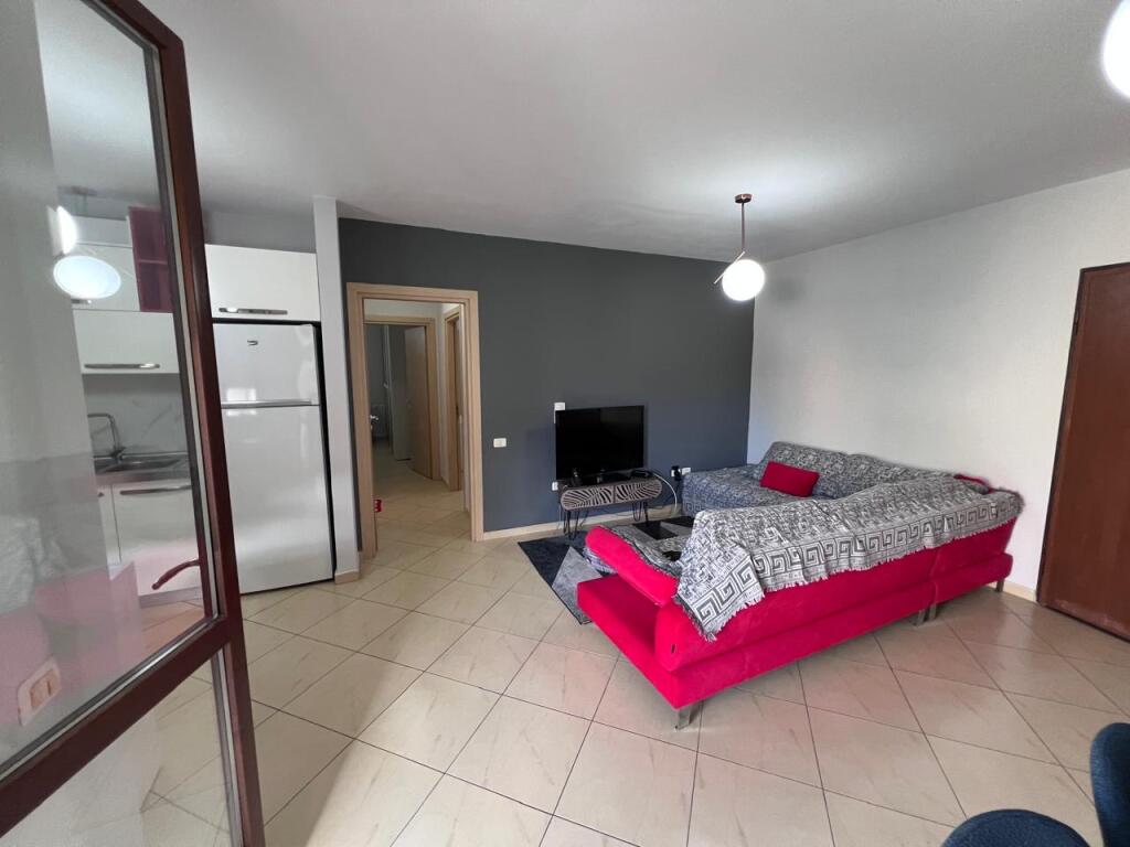 2+1,i mobiluar me parkim,kopshti botanik,600 euro