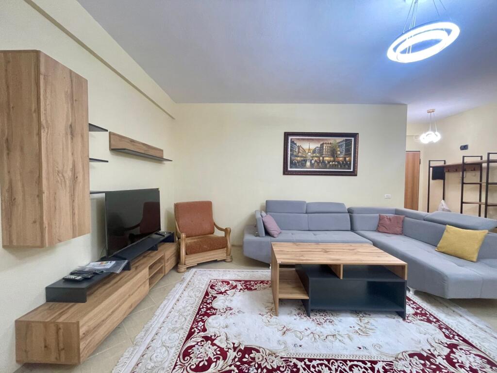 Apartament 2+1+post parkimi me qira prane Eleonores.