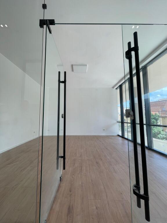 AMBIENT BIZNESI ME QIRA - RESIDENCA MINE PEZA