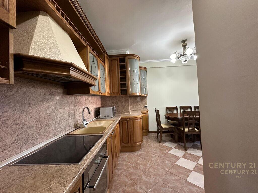 Jepet me Qira apartament 3+1+2+1 Lavanteri, Bulevardi Zogu i Parë!