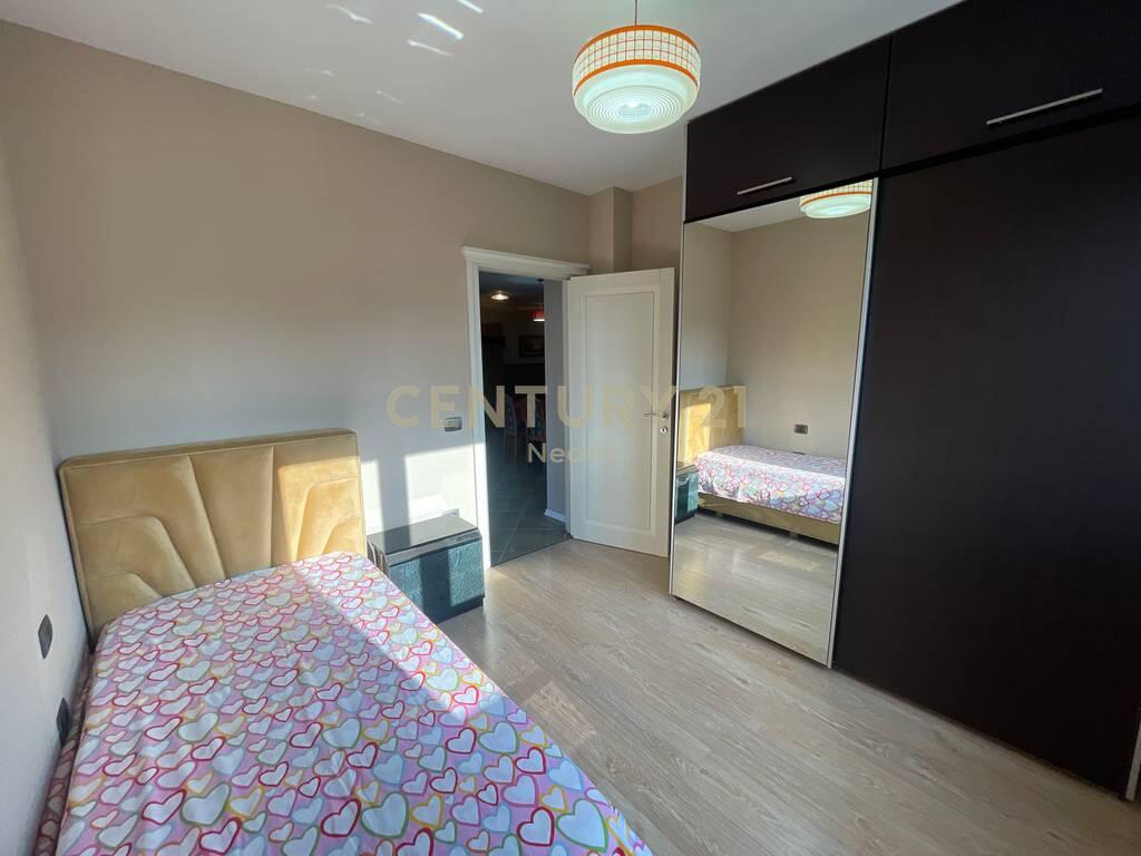 QIRA, APARTAMENT 2+1 TEK MBI-KALIMI KOMUNËS SË PARISTI!!