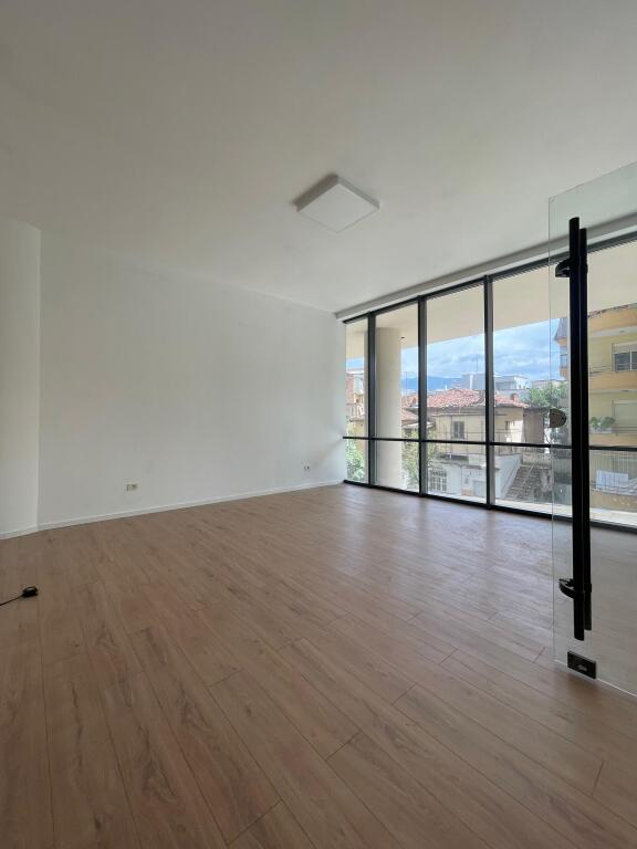 AMBIENT BIZNESI ME QIRA - RESIDENCA MINE PEZA