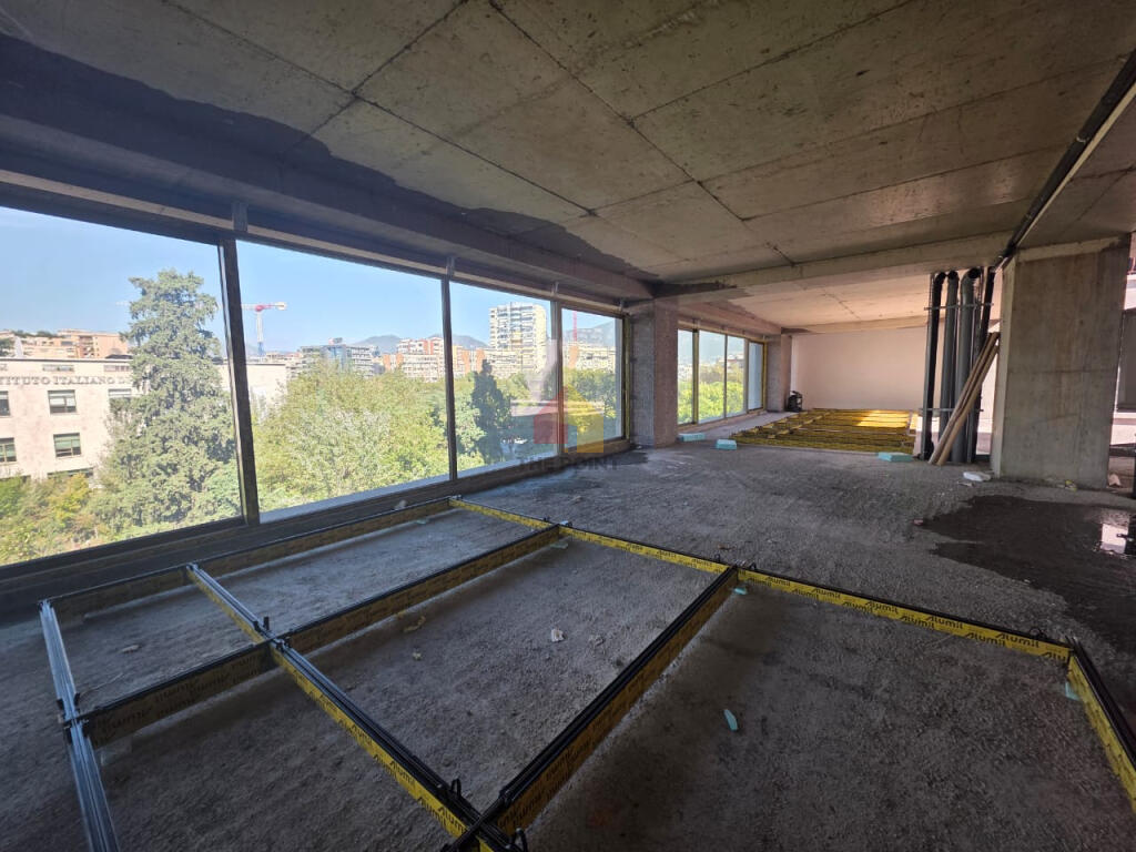 Ambient zyre me qera 423m2 te Sheshi Skendërbej