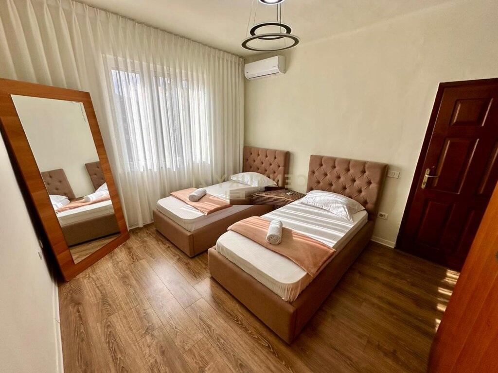 Jepet apartament për qira 2+1 në Rrugën e Durrësit