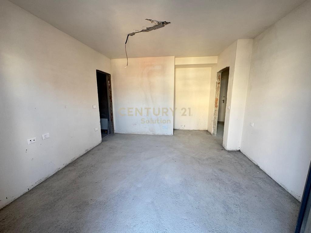 Appartamento 2+1+2 con veranda in vendita a Xhamllik🏡