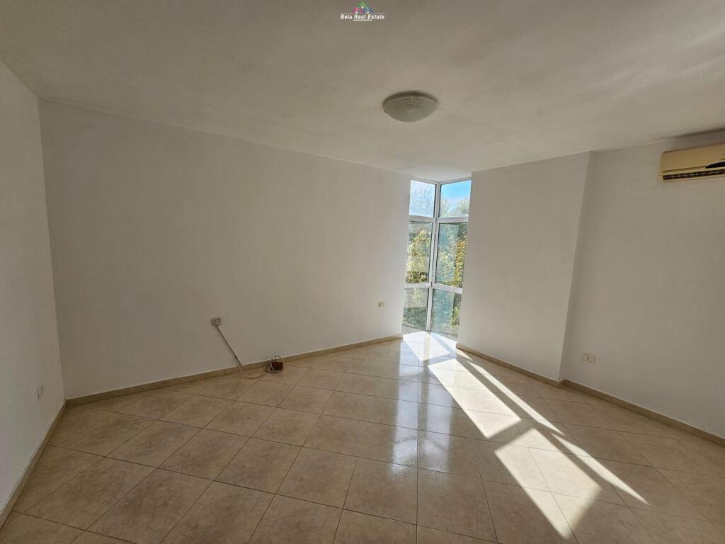 Zyre me Qera 2+1 tek Ish Ekspozita (ID BZ2716) Tirane