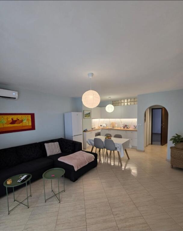 Jepet me QIRA apartament 1+1 Zona Liceu (Shkolla "Mihal Grameno")