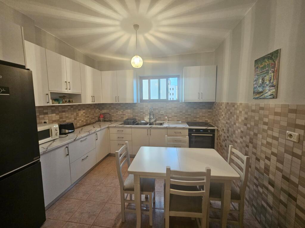 Apartament 2+1 per qera tek Rruga e Durresit!
