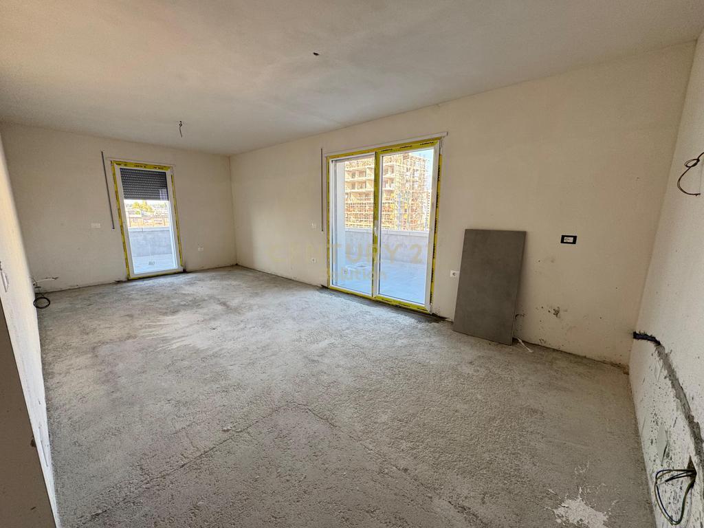 Appartamento 2+1+2 con veranda in vendita a Xhamllik🏡