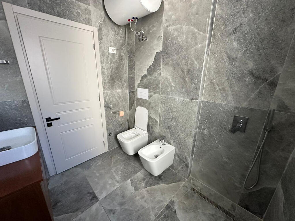 Apartament 2+1 me dy poste parkimi  per shitje tek River Residence /Astir