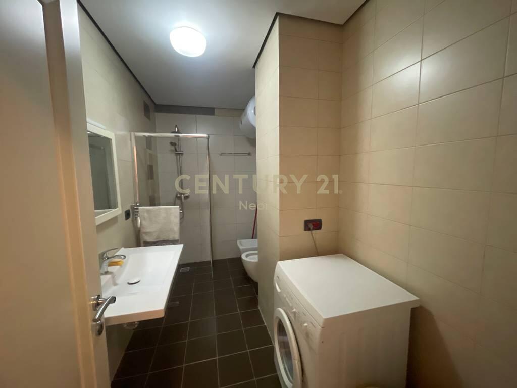 QIRA, APARTAMENT 2+1 TEK MBI-KALIMI KOMUNËS SË PARISTI!!