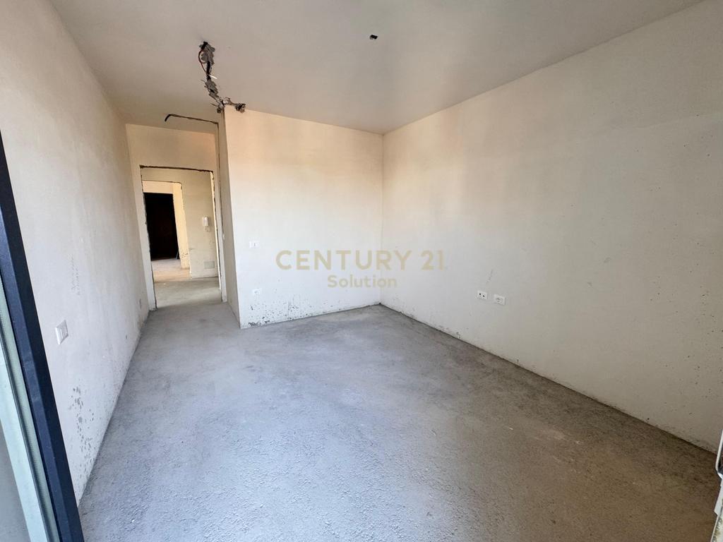 Appartamento 2+1+2 con veranda in vendita a Xhamllik🏡