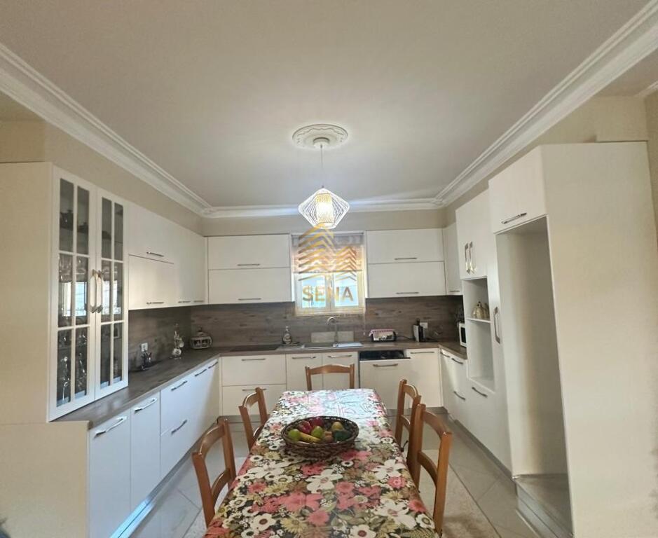 Affitto, Villa su 4 piani, Porcelan, 1500 Euro/mese