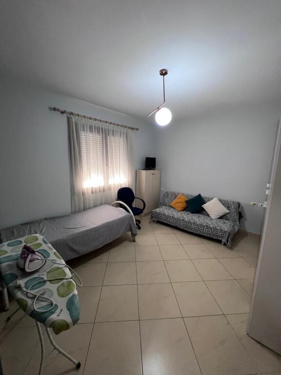 2+1,i mobiluar me parkim,kopshti botanik,600 euro