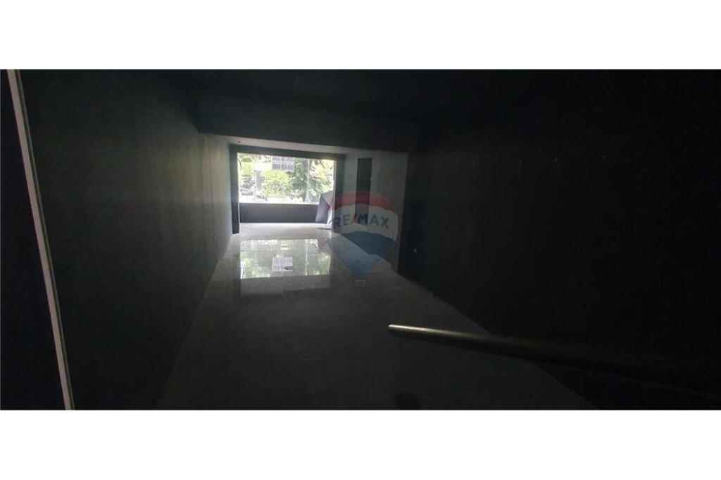 Ambient komercial per qira ne Bllok 222m2