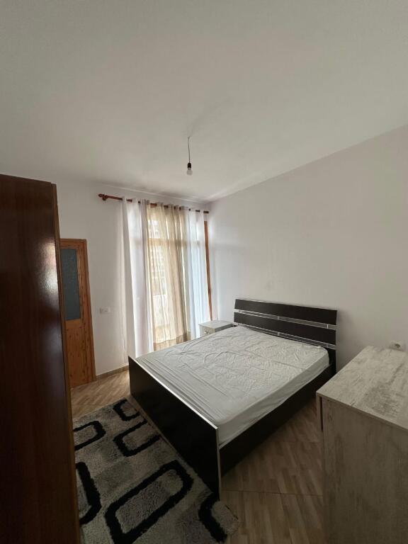 Jepet me qera apartament 1+1 perballe Viles L!