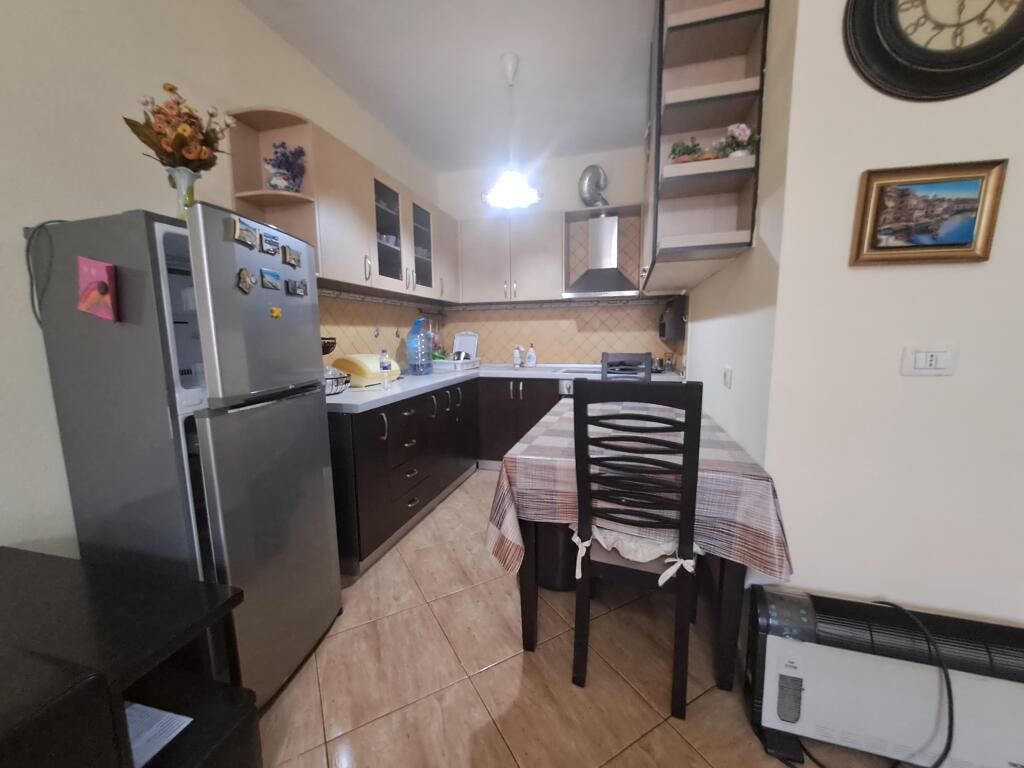 Jepet me qera apartament 2+1+2 ne Laprake prane Kupoles