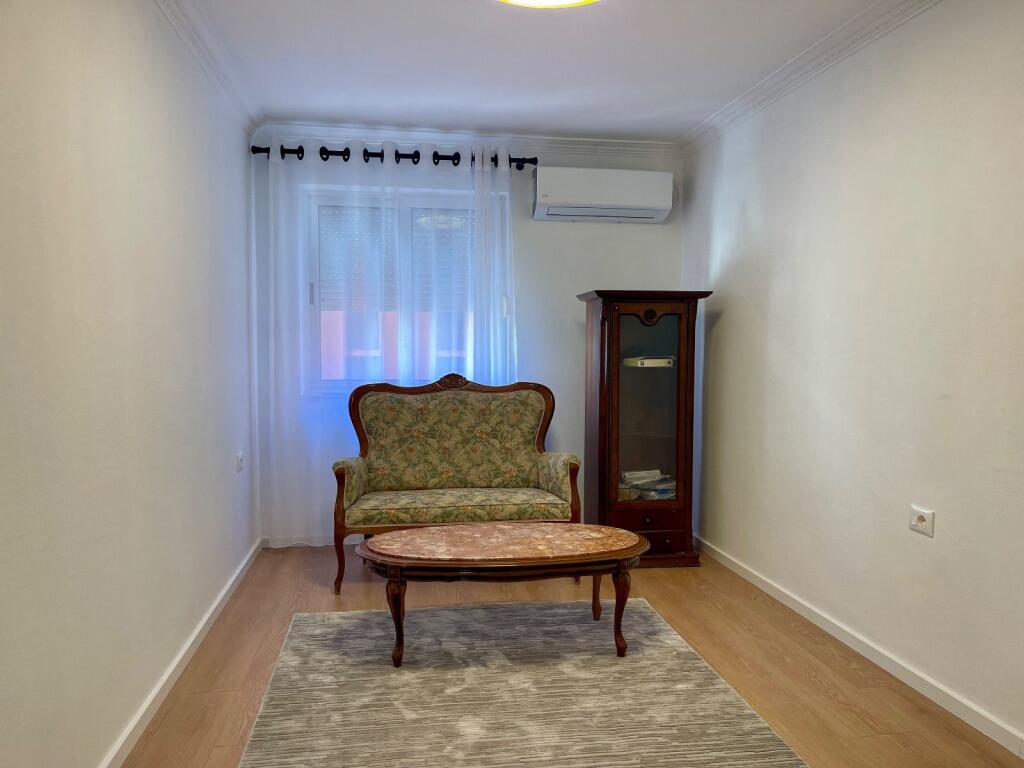 Jepet me QIRA apartament 2+1 në BLLOK, Sheshi Wilson (mbrapa LSI)