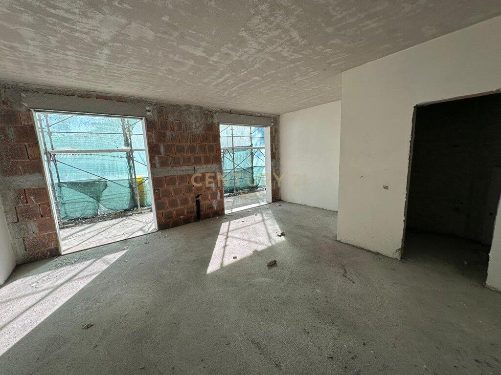 SHESIM APARTAMENT KATI 0 ME VERANDE 70metra NGA DETI NE GOLEM TEK HOTEL GRINT !